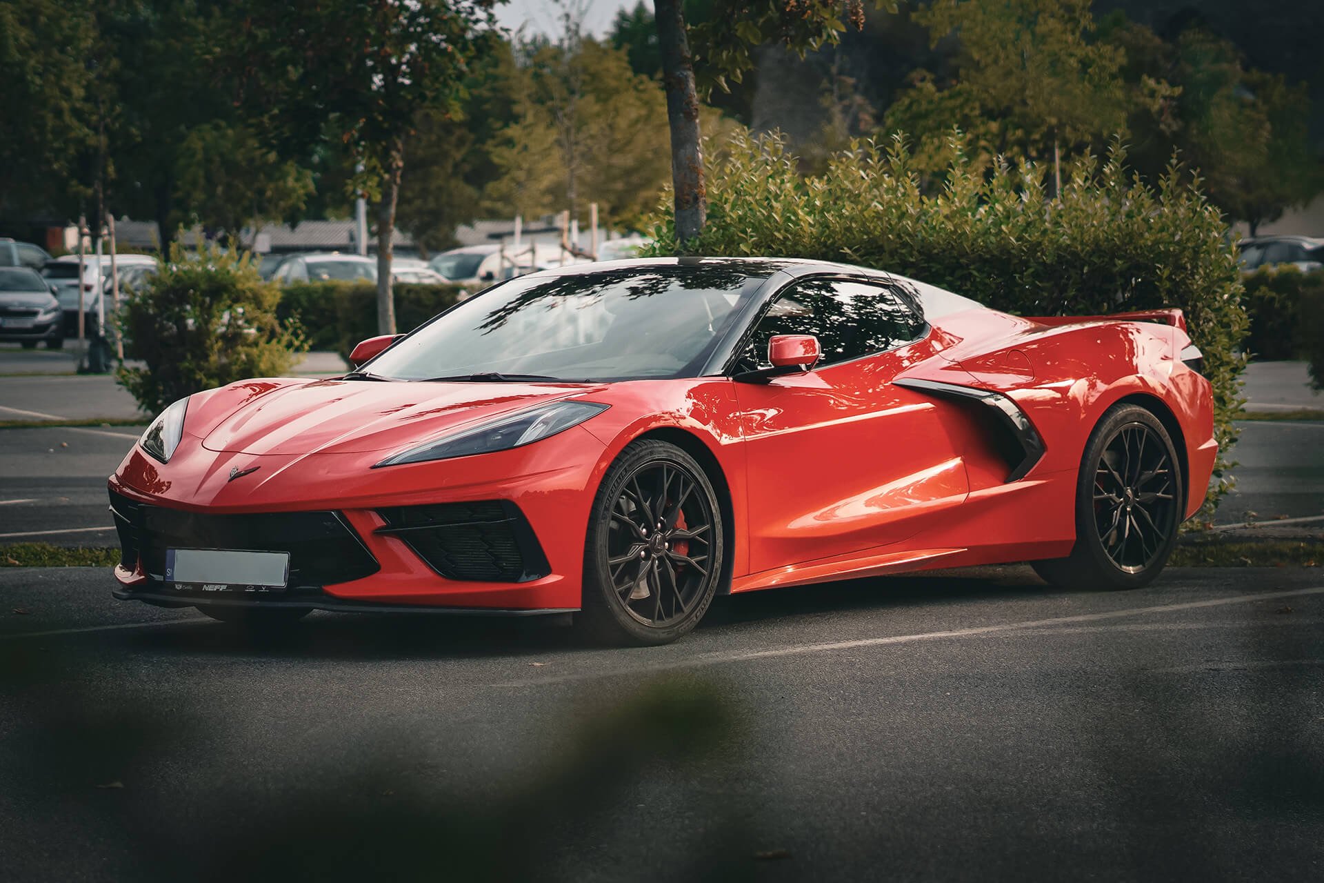 Roter Chevrolet Corvette C8 in kraftvoller Dreiviertelansicht – Automotive-Fotografie WOLF[F]OTO