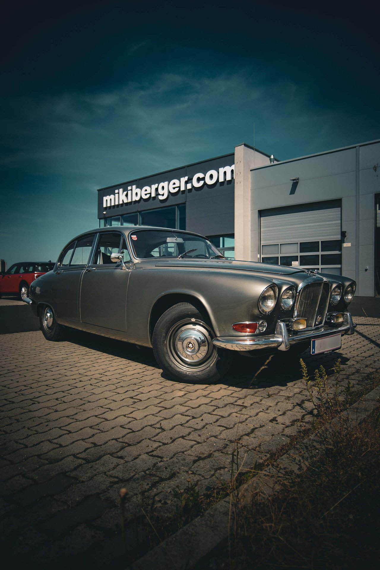 Klassischer Jaguar 420 in Silbergrau, dramatische Froschperspektive – Automotive-Fotografie WOLF[F]OTO