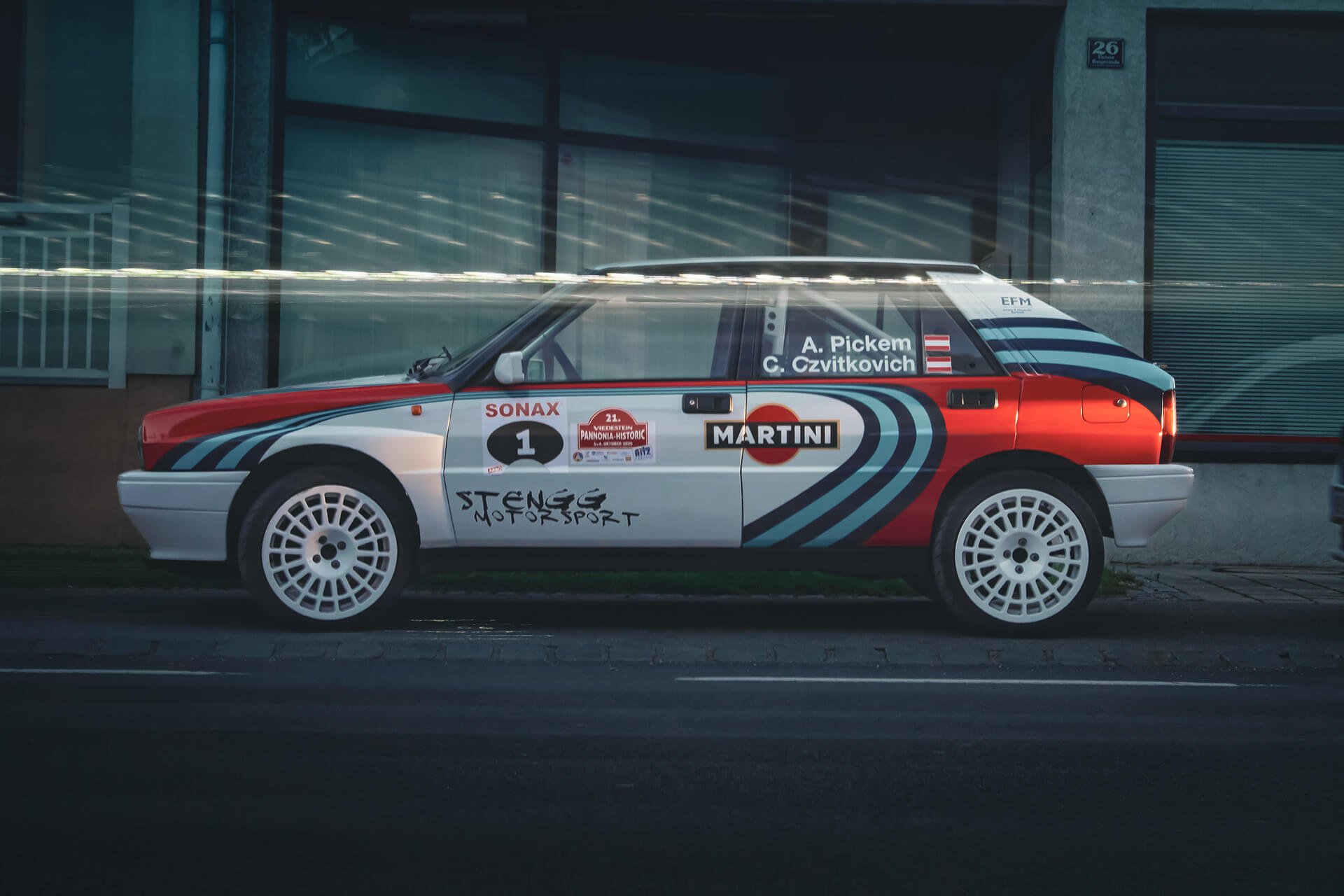Lancia Delta Integrale im Martini-Rallye-Design, dramatische Seitenansicht mit Abenddämmerung – Automotive-Fotografie WOLF[F]OTO