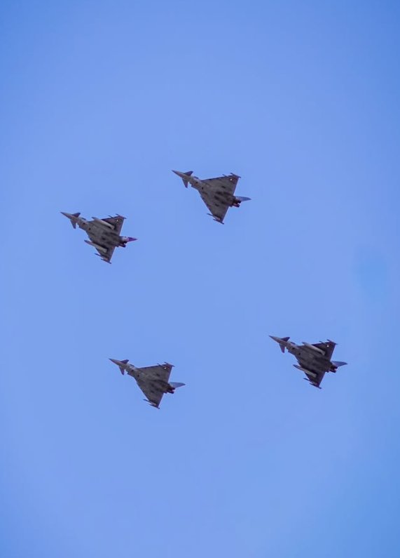 Vier Eurofighter-Kampfjets in Diamant-Formation vor strahlend blauem Himmel – Event-Fotografie WOLF[F]OTO