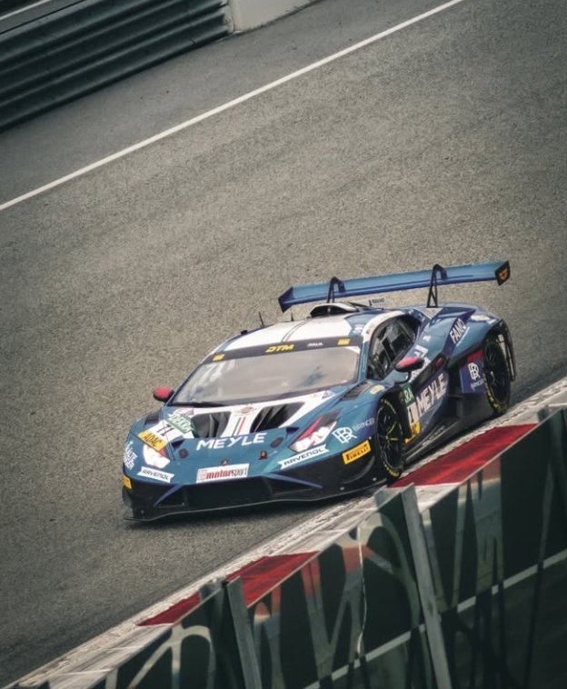 Blauer Lamborghini Huracán GT3 beim DTM-Rennen, Vogelperspektive über die Streckenbegrenzung – Event-Fotografie WOLF[F]OTO