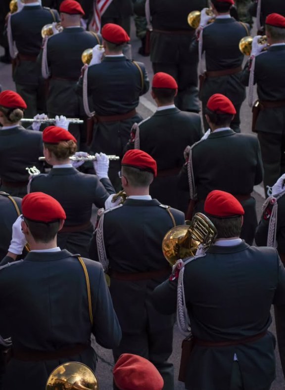 Militärkapelle in grüner Uniform mit roten Baretts marschiert bei einer Zeremonie – Event-Fotografie WOLF[F]OTO