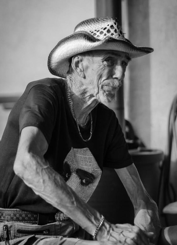 Älterer Mann mit Cowboyhut, verwittertes Gesicht im Profil – Schwarzweißportrait WOLF[F]OTO